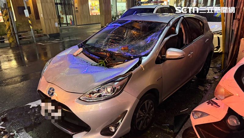 「薔琵」強風吹襲！基隆招牌掉落砸爛車