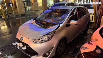 「薔琵」強風吹襲！基隆招牌掉落砸爛車