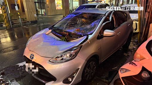 「薔琵」強風吹襲！基隆招牌掉落砸爛車
