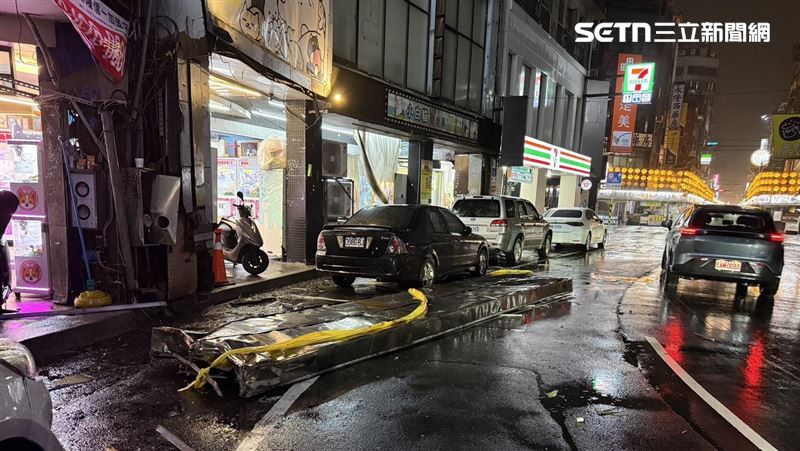 薔琵颱風挾帶風雨襲台,全台各處出現災情,基隆市仁愛區仁三路附近,發生招牌掉落事件,並波及一台租賃車輛,車頭被砸的凹陷毀損。(圖/翻攝畫面)