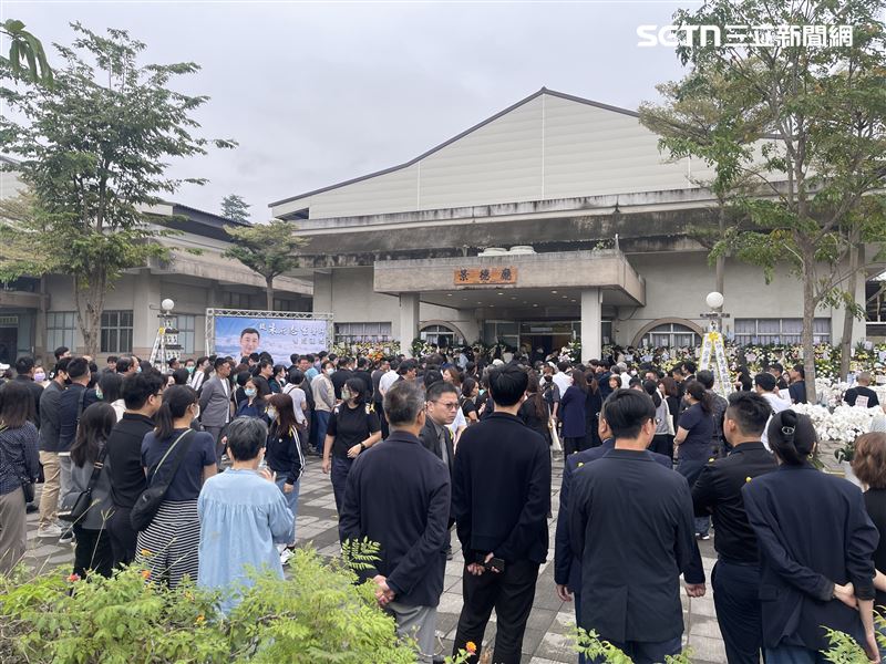 除了高醫體系同仁前來致意外,場外也有曾受朱醫師幫助的患者與家屬排隊悼念。(圖/記者洪正達攝影)
