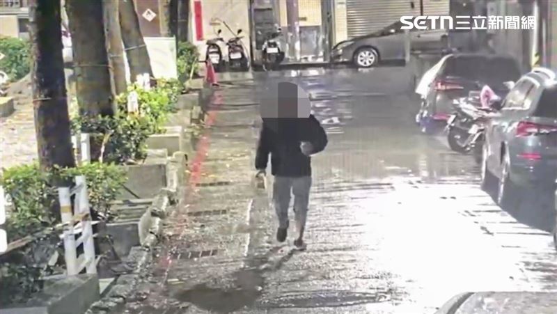 北市劉男兩天內六度前往超商竊取麵包及飲料遭逮。(圖/翻攝畫面)