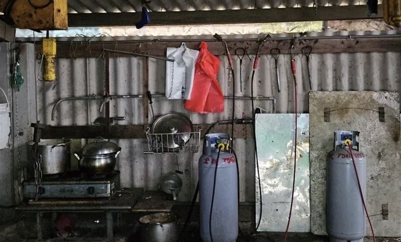 現場發現大批屠宰與烹煮器具。(圖/吳韋達提供)