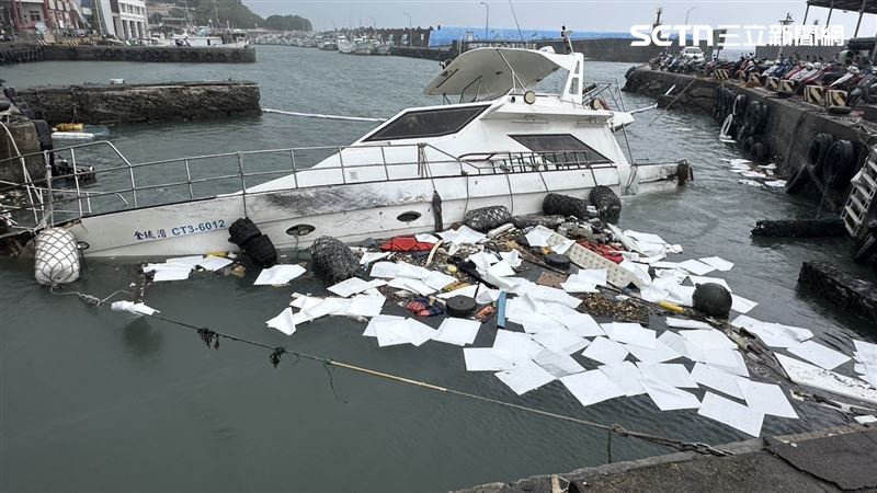 海巡署獲報,立即啟動海洋污染緊急應變機制,布設吸油棉索防線並投擲吸油棉片阻絕,避免油汙擴散。(圖/翻攝畫面)