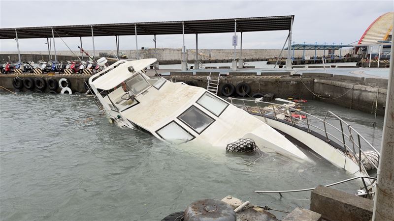 薔琵肆虐！遊艇「破損進水」船體半身沉水