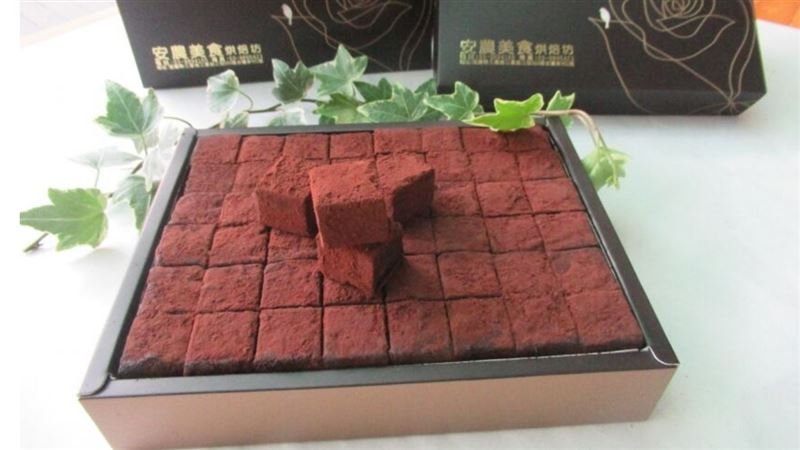宜蘭監獄受刑人手工製作的「生可可巧克力」因口感濃郁在社群爆紅。(圖/翻攝自矯正機關自營商城網站)
