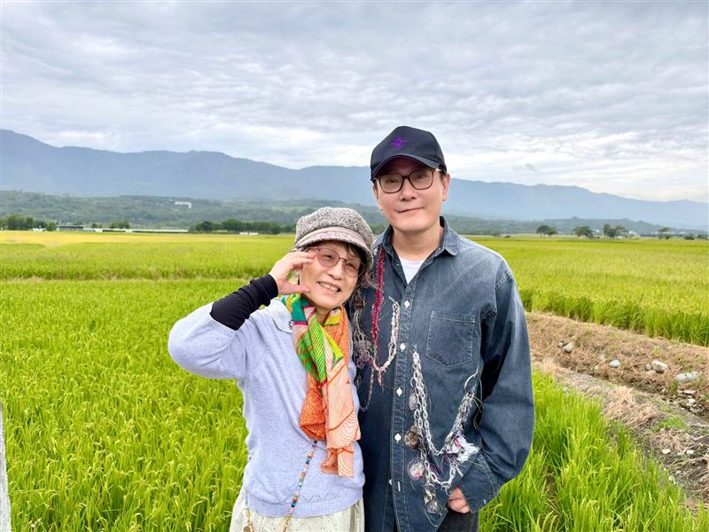 張信哲意外獲得孝親假期,帶著媽媽四處走訪池上。(圖/潮水音樂提供)