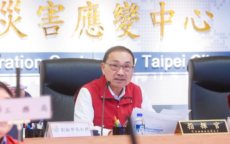 新北市災害應變中心24日上午持續由市府團隊備戰颱風薔琵救災事項，市長侯友宜（圖）主持會報時表示，風雨趨緩後，優先恢復市容及市民正常生活。（新北市政府新聞局提供）