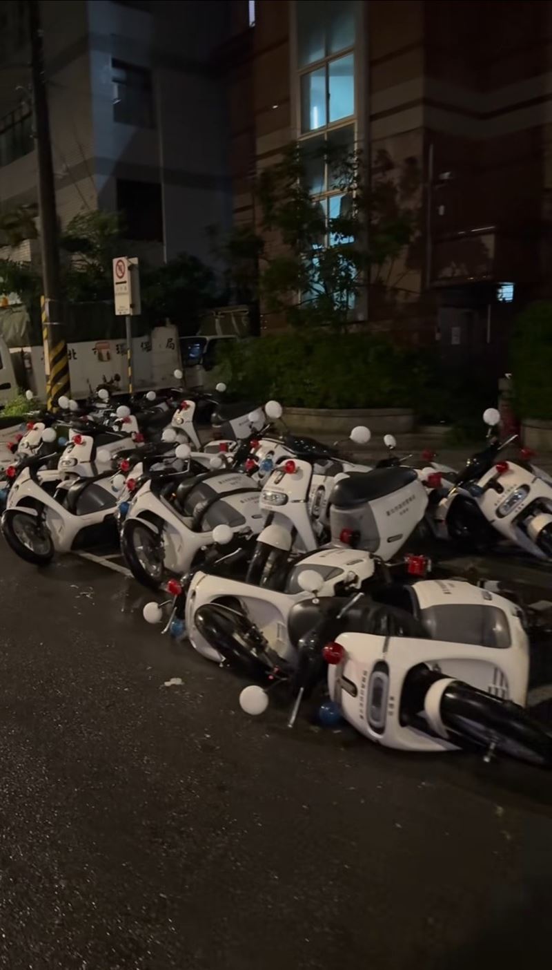 台北市士林分局後港派出所20輛警用機車被強風吹倒。（圖／翻攝自Threads @_an821_）