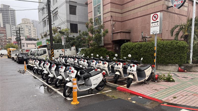 中颱薔琵風強雨大　20輛警用機車全被吹倒