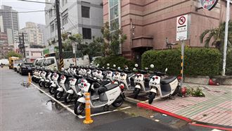 中颱薔琵風強雨大　20輛警用機車全被吹倒