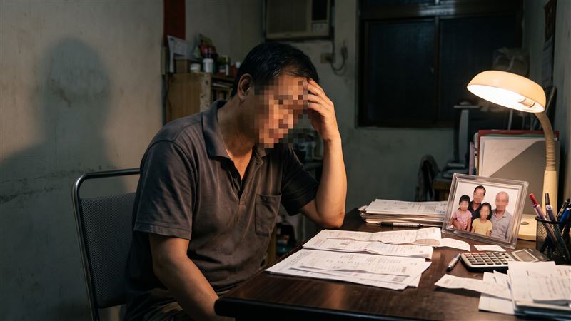 從警近30年的員警與妻子離婚後，退休後，每月須負擔2名未成年子女共2萬2000元扶養費；但男方認為月退俸僅4萬1000元、還要負擔父母孝親費，將無法維持基本生活。（示意圖／AI製圖）