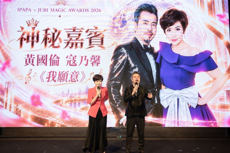 飯局激烈拍桌!寇乃馨笑談王宥忻和老公翁總「信主內幕」,黃國倫驚喜獻唱。(圖/IPAPA)