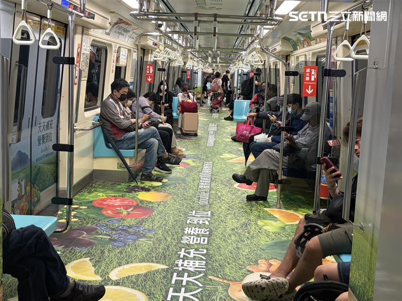 薔琵颱風逐漸遠離,台北捷運將逐步加密列車班距。圖為今(24)日上午板南線搭車人潮。(圖/記者簡浩正攝影)