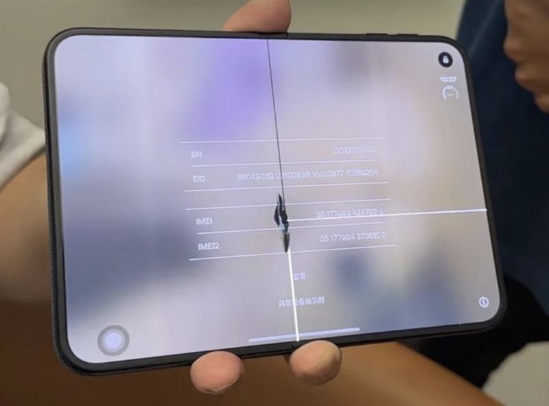 蘋果首款折疊手機 iPhone Duo 開賣即傳出災情!有國外果粉入手僅約 6 小時、開闔不到 20 次,在向朋友展示時,展開過程突傳異音,內螢幕隨即沿著轉軸處碎裂,且外觀無明顯刮痕或異物。所幸經向蘋果官方反映後,已獲直接換新處理,但也讓外界再度擔憂高價折疊手機的耐用度與品質表現。(圖/翻攝自Reddit)