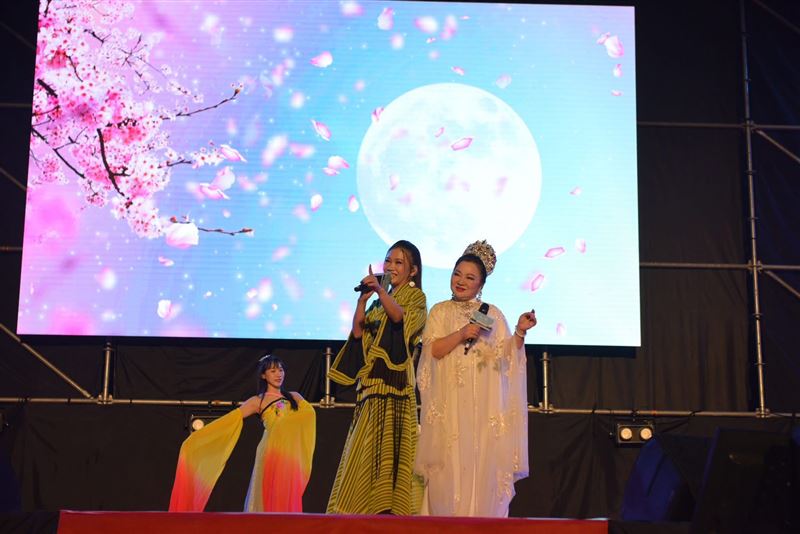 台語歌后黃妃(左)帶來〈追追追〉、〈非常女〉等金曲,與白冰冰在台上互動。(圖/苗栗縣政府提供)