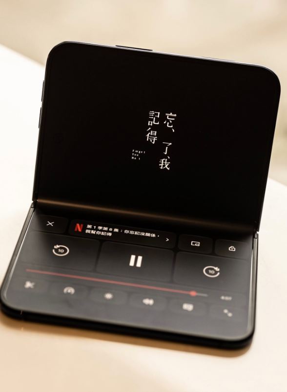 劉若英第一時間開箱新機。（圖／翻攝自臉書）
