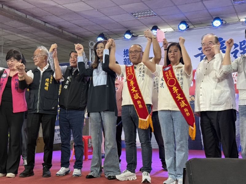 鍾東錦、李文斌連任國民黨主席鄭麗文（左4）24日參加苗栗縣議長李文斌（右3）競選總部成立大會，呼籲選民團結，全力支持縣長鍾東錦（左3）及李文斌連任，讓府會攜手地方建設