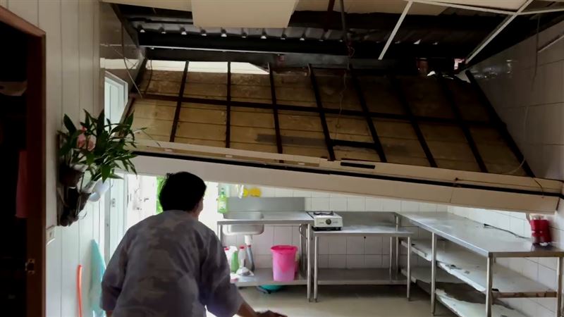 宜蘭一處民宅被貨櫃砸中造成毀損。(圖/翻攝畫面)