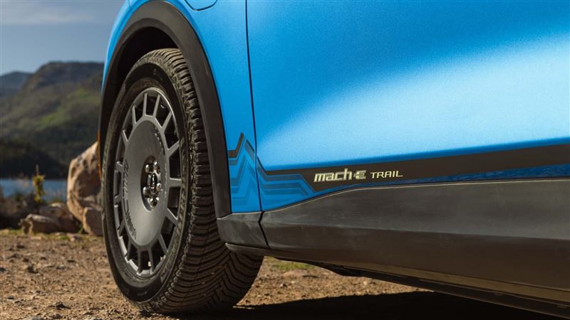 2027年式Mustang Mach-E Trail，配備19吋輪圈與米其林CrossClimate 2輪胎。（圖／翻攝Ford網站）