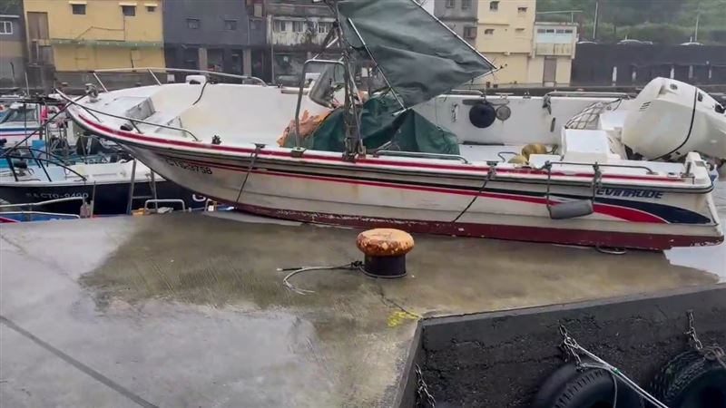 一艘海釣船被大浪打上碼頭。(圖/翻攝畫面)