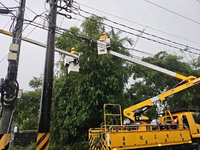 台電24日指出，薔琵颱風襲台，造成全台曾停電超過34萬戶，目前主要停電區域包含宜蘭縣壯圍及五結，圖為宜蘭區處人員投入搶修復電。（台電公司提供）