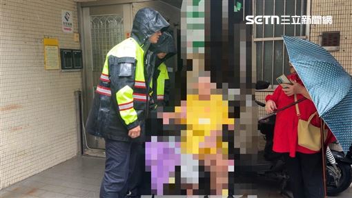 薔琵風雨害八旬婦跌倒　內湖警民合力撐傘