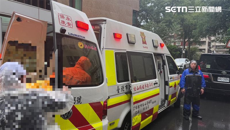 中颱薔琵風強雨大，北市八旬老婦跌倒受傷。（圖／翻攝畫面）