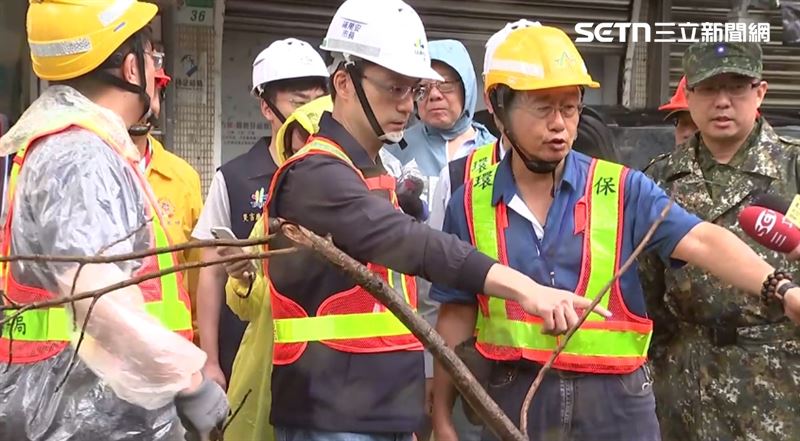 蔣萬安撿樹枝　工作人員：要「體驗」選它