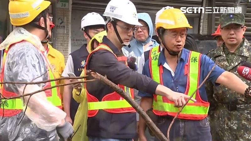 蔣萬安詢問工作人員如何作業。(圖/翻攝畫面)