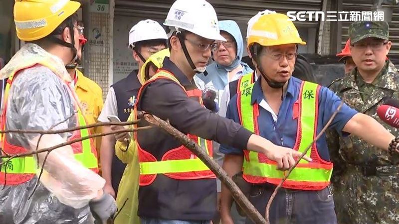蔣萬安詢問工作人員如何作業。(圖/翻攝畫面)