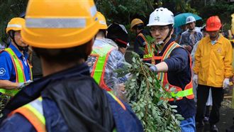 蔣萬安颱風天搬樹枝 律師揪這點不合邏輯