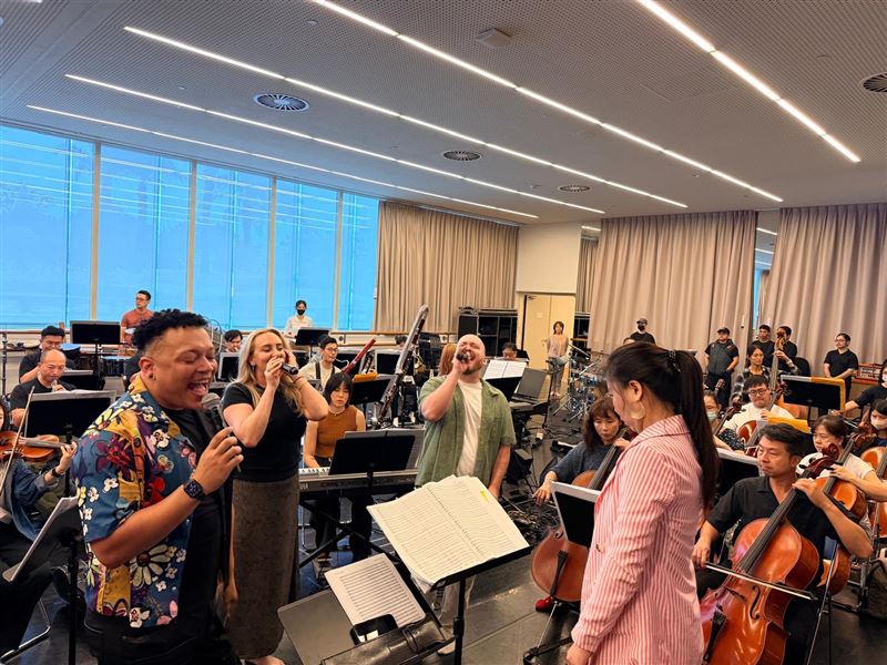 迪士尼音樂會《Disney in Concert: Once Upon a Time》受颱風影響，歌手改搭香港飛往台北的航班，再轉乘高鐵南下抵達彩排。（圖／全球音樂經紀提供）