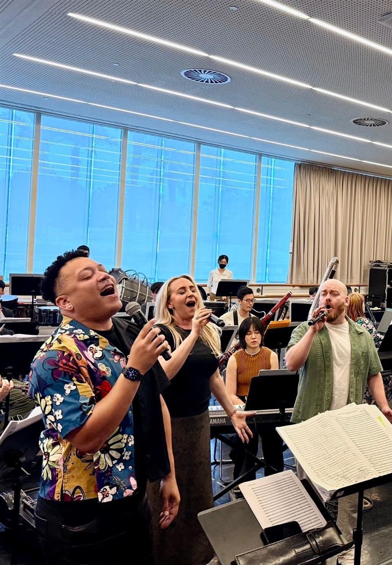 迪士尼音樂會《Disney in Concert: Once Upon a Time》受颱風影響，歌手改搭香港飛往台北的航班，再轉乘高鐵南下抵達彩排。（圖／全球音樂經紀提供）