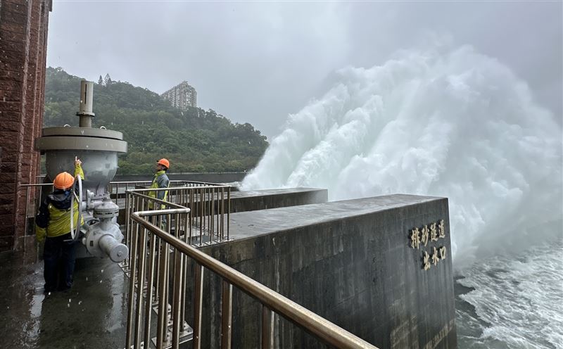 工作人員守視排砂隧道放水。（圖／水利署北區水資源分署）