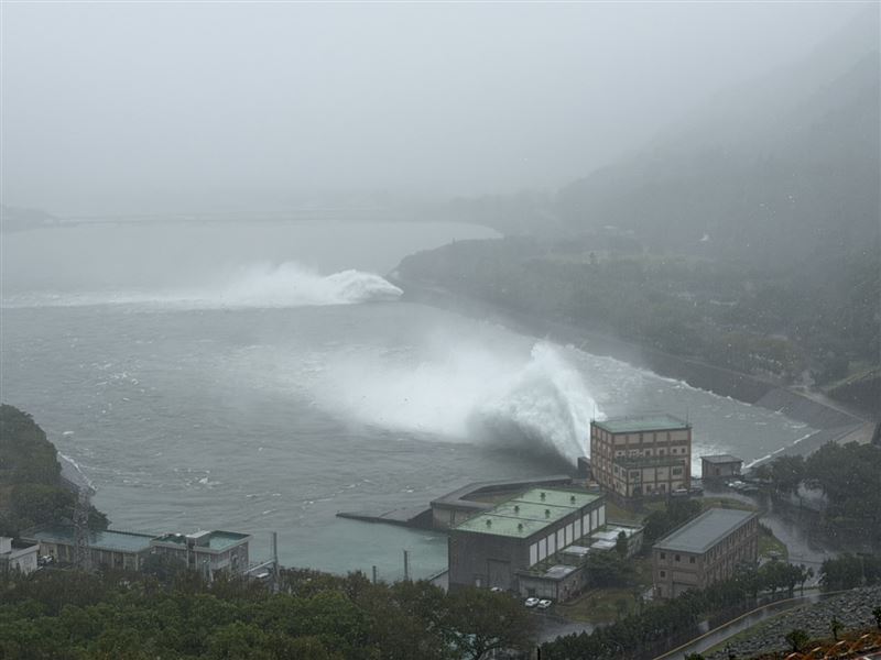 石門庫調節性放水。（圖／水利署北區水資源分署）