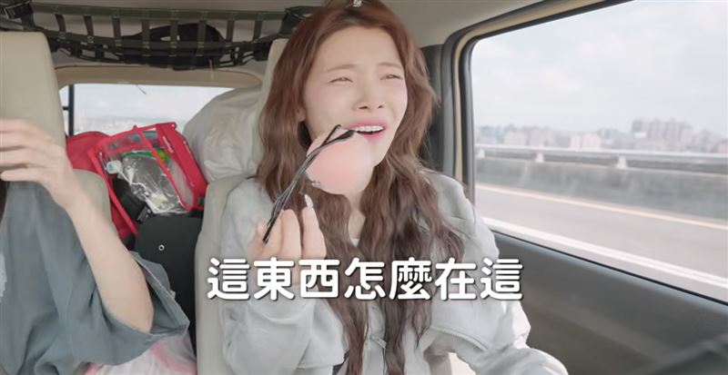 李多慧意外拿出矽膠胸墊。(圖/翻攝自YT)