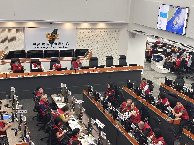 中央災害應變中心24日下午5時召開颱風薔琵第9次工作會報，由內政部長劉世芳（後左3）擔任指揮官。根據最新統計，至下午4時30分止，本次颱風襲台造成1人死亡、616人受傷
