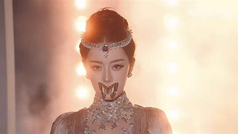 迪麗熱巴雨中「嘴銜蝴蝶」8秒影片美如畫