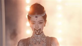 迪麗熱巴雨中「嘴銜蝴蝶」8秒影片美如畫