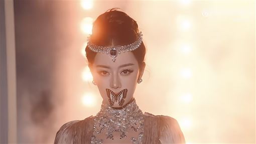 迪麗熱巴雨中「嘴銜蝴蝶」8秒影片美如畫