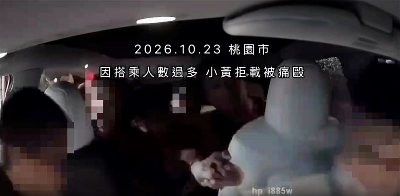 溫姓兄弟連續攻擊運將。（圖／翻攝畫面）