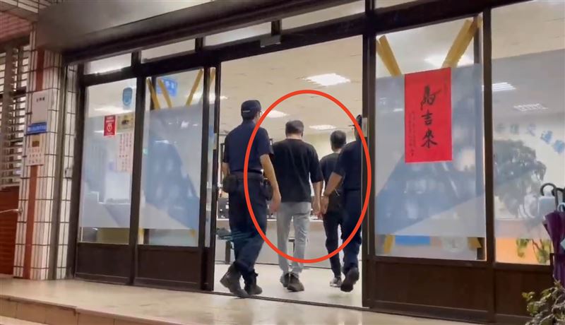 溫姓兄弟晚間到案。（圖／翻攝畫面）