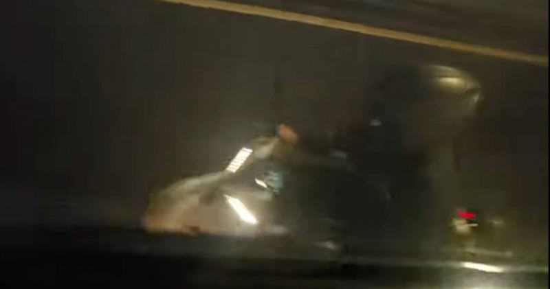 947公車司機請騎士靠近車輛,幫助他擋風,暖心的一幕被網友PO上網。(圖/翻攝Threads/@jack_uken)