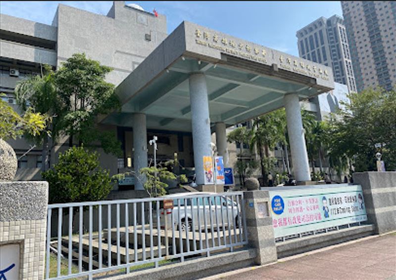 高雄某國立大學一位碩士在職專班女學生，因作品爭議與指導教授翻臉，挖出教授過去外遇女教師醜聞，還指女教師是師渣，被女教師告上法院，高雄地方法院判決女教師敗訴。（翻攝畫面）
