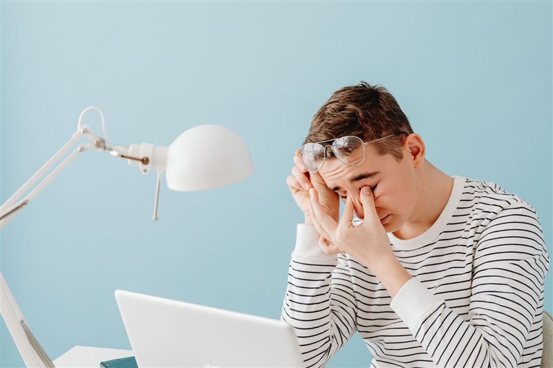 現代人長時間使用3C產品，使眨眼次數減少，恐加劇乾眼症狀。（pexels提供）