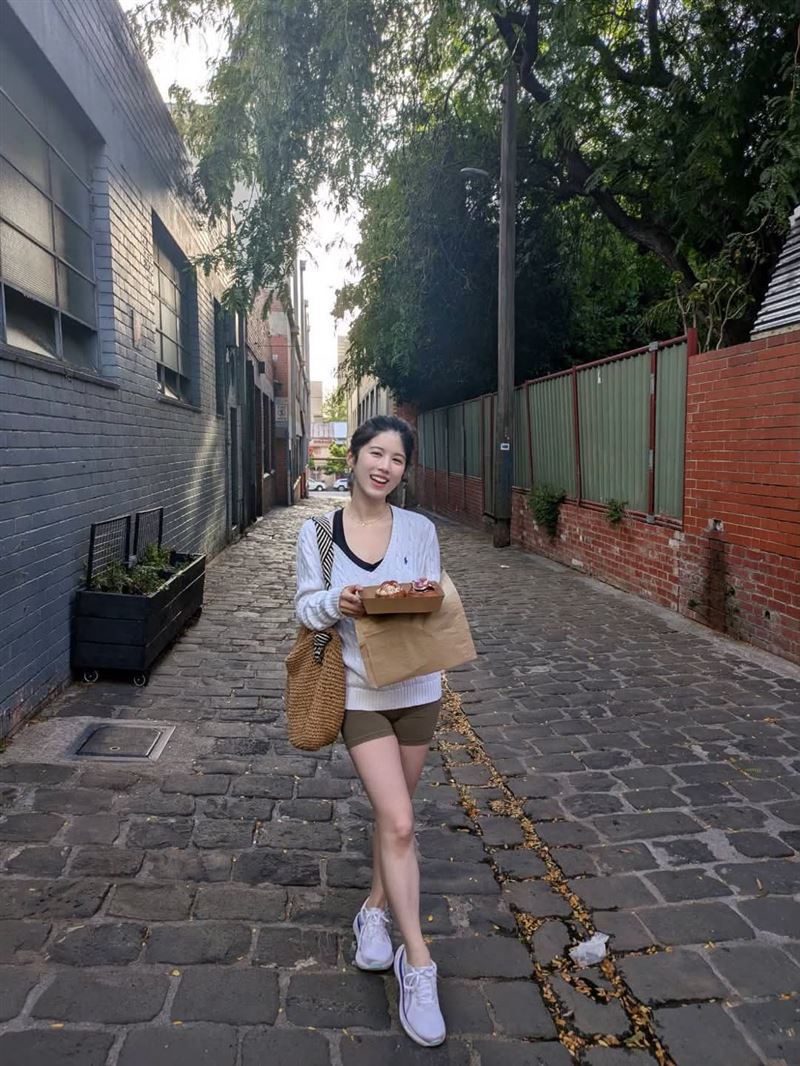 一名外型亮眼的女律師分享，自己近日獲得第三國律師資格。（圖／threads @sayuridictum）