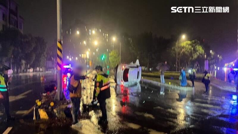 薔琵風強雨大　他開車自撞分隔島翻覆