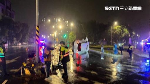 薔琵風強雨大　他開車自撞分隔島翻覆