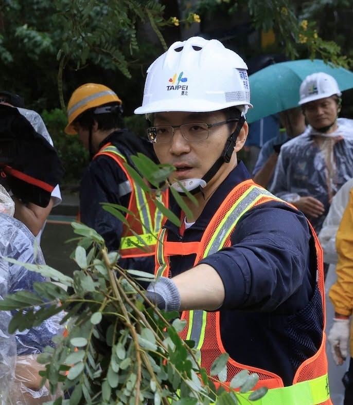 蔣萬安突然換上一副無框金屬眼鏡。(圖/翻攝畫面)
